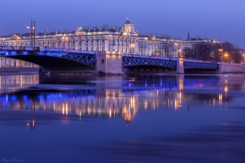 Эрмитаж санкт петербург мост. Дворцовый мост и Эрмитаж. Дворцовый мост и зимний дворец. Дворцовый мост Санкт-Петербург фото. Зимний дворец Санкт-Петербург ночью.