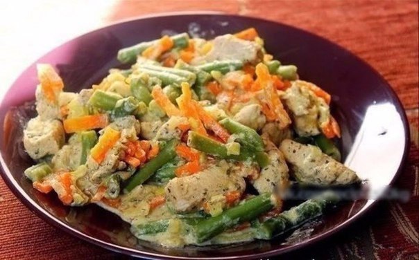 Курица со стручковой фасолью и овощами в сливочном соусе.на 100грамм - 74.48 ккал, Б/Ж/У - ...