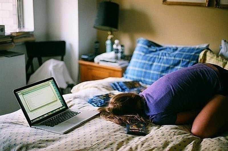 Включить телевизор утром. Ноутбук в постели. Мужчина на кровати с ноутбуком. Девушка с ноутбуком на кровати. Кровать.