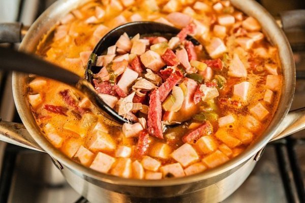 СОЛЯНКА.Ингредиенты: 400 г мясо (свинина или говядина) 4 шт. сосиски 200 г колбаса (вареная) 200 г ...