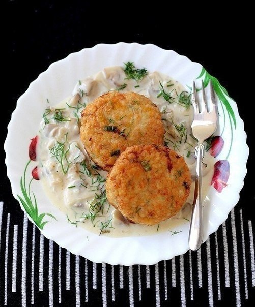 Куриные котлеты с сыром и грибной соус.• 100 г 108 ккал • Б 8.8 • Ж 7.1 • У 2.4 •куриный фарш 500 ...