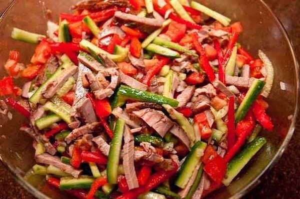Салат из свежих овощей с мясом.Пищевая ценность: белка 59,7 гр., жира 27,2 гр., углеводов 31,8 ...