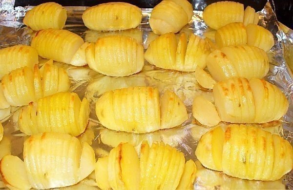 Картофель с сыром по-шведски.Ингредиенты:- картофель - 600г- сливочное масло - 1 ст. л.- сыр - 50г- ... - 2