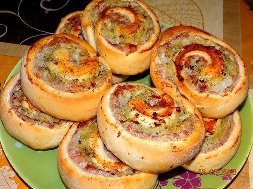 Мясные мини-рулетики.Тесто:1,5 стакана муки1 желток0,5 ст.л. сахара0,2 ч.л. соли25г сливочного масла ...