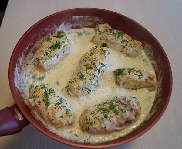 Рулетики "Кордон Блю" в сливочном соусе.Ингредиенты:Куриная грудка (филе) — 2 шт.Ветчина ... - 8