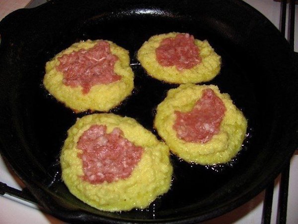 Деруны с мясом.Ингредиенты:- 3 крупных картофелины- 2 яйца- 4 зубчика чеснока- 1 луковица- 4 ... - 2