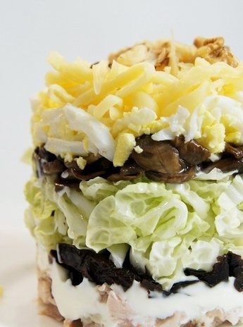 9 вкусных салатов! 1.Салат из белокочанной капусты с курицей и яичными блинчиками Состав: Яйца – 2 ... - 8