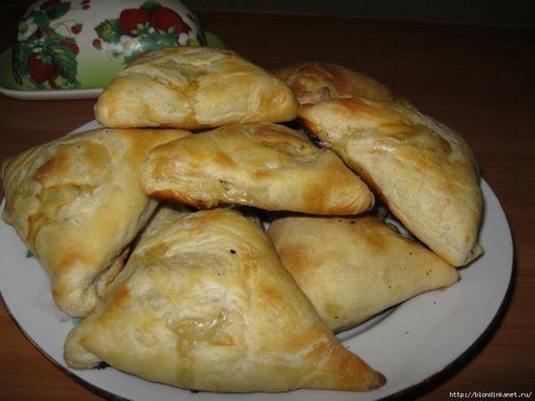 Самса вкусная.Для теста:-вода 1 стак.- соль 0,5 ч. л.- 1 ст. л. раст. масла- мука (замесить крутое ...