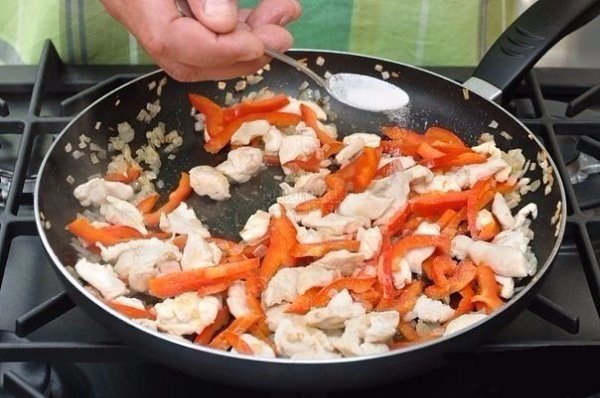 Куриное филе в сливках с перцем.Ингредиенты:Петрушка — 2 веточки Масло сливочное — 20 г Лук репчатый ... - 5