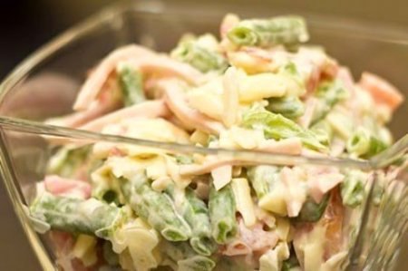 Салат с ветчиной и стручковой фасолью.Ингредиенты:Зеленая фасоль - 400 гВетчина - 250 гПомидоры - 2 ...