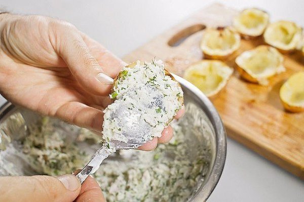 Картофель, запеченный в мундире.Ингредиенты (4 порции):Картофель - 4 шт.Чеснок - 4 зубчикаМасло ... - 7