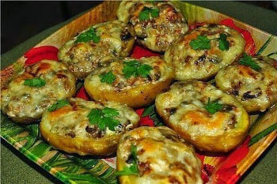 Лодочки из картошки в мундире.Ингредиенты:- 8 крупных картофелин- 200 грамм ветчины- 150 грамм ...