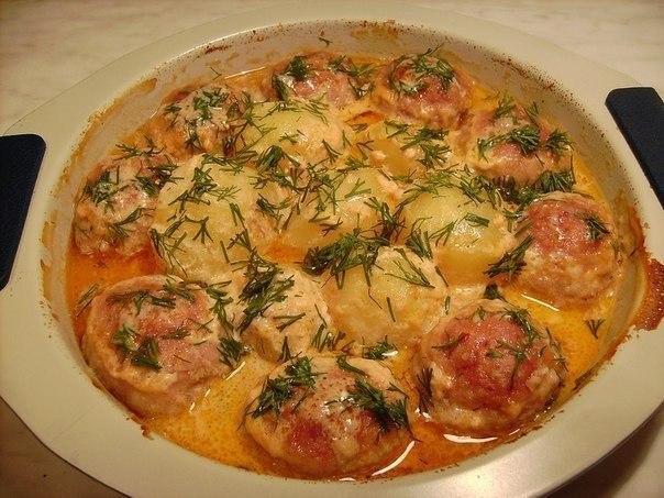 Котлеты с картошкой в соусе.Фарш мясной - 400 г,лук,чеснок,батон замоченный в ...