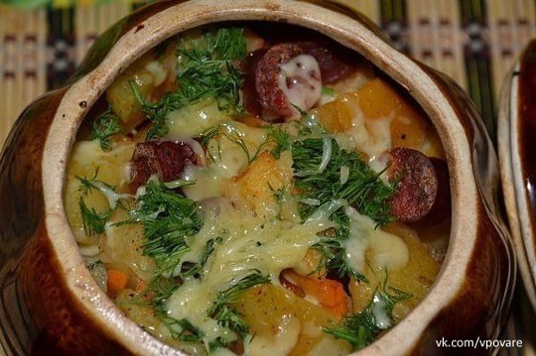 Картошечка с охотничьими колбасками.Ингредиенты:картофельохотничья колбаскаморковьтоматная ...
