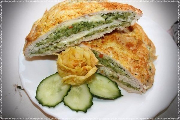 Куриная запеканка с сыром и брокколи.Ингредиенты:250г куриного филе грудки100г брокколи50г ...
