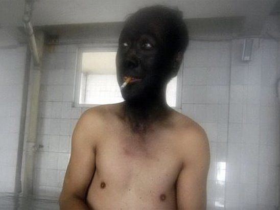 – Привет! А че ты такой счастливый? – Тещу провожал! – А рожа почему черная? – Поезд целовал!!!