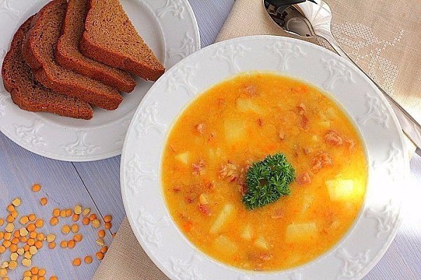 Гороховый суп с копченостями.Ингредиенты: 500 г ребрышки свиные (копченые) 300 г бекон (или ...