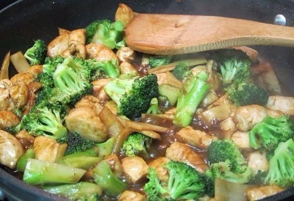 Брокколи с куриным филе! На 100 гр - 98,98 ккал белки - 14,23 жиры - 3,68 углеводы - 2,81 ...
