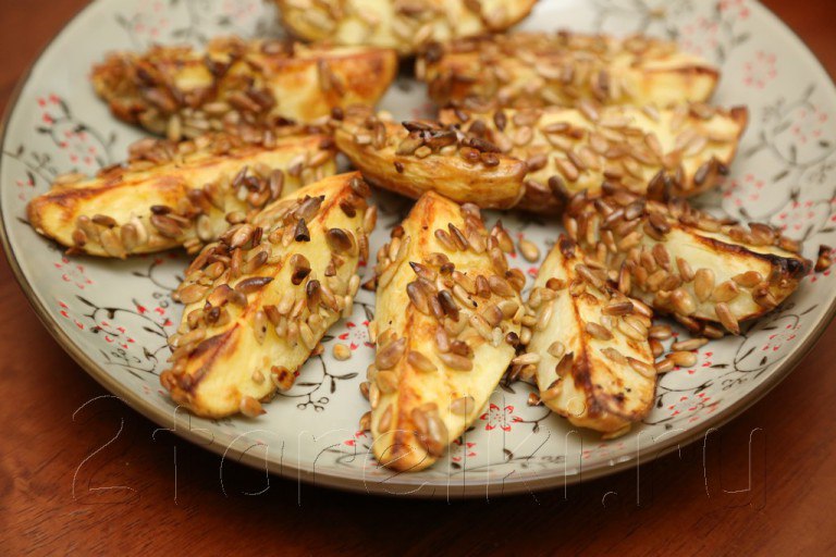 Картофель, запеченный с семечками.Ингредиенты:картофель;семечки;растительное масло;соль1. Картофель ...
