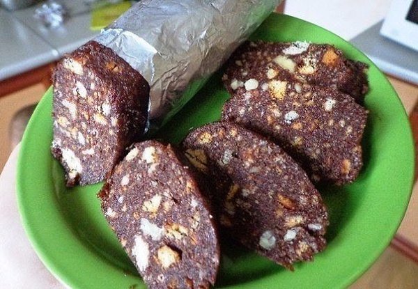 Сладкая колбаска.Ингредиенты:Песочное печенье – 300 гСливочное масло – 200 гОрехи любые(арахис, ...