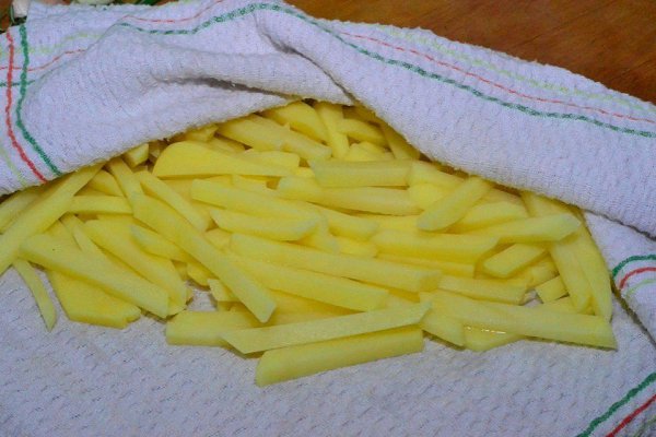 Жареная картошка.Ингредиенты:Картофель — 5 шт;Оливковое масло — 60 мл;Чеснок — 2 зубчика;Розмарин — ... - 4