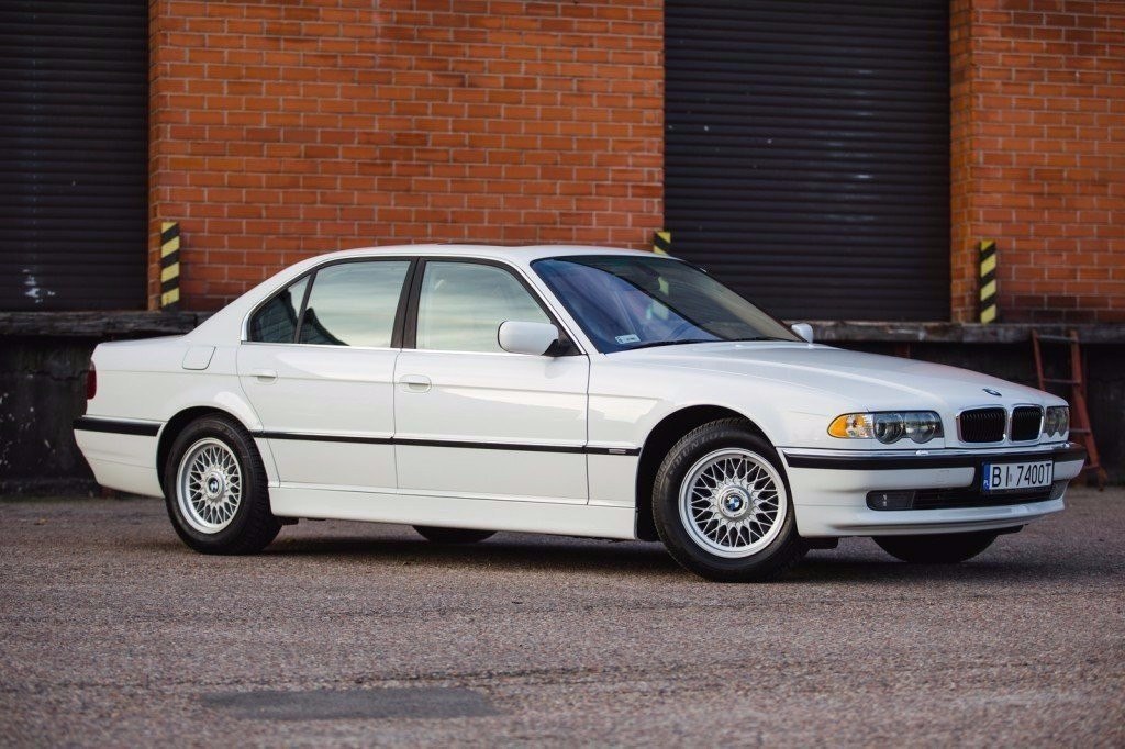 BMW 740i (E38)