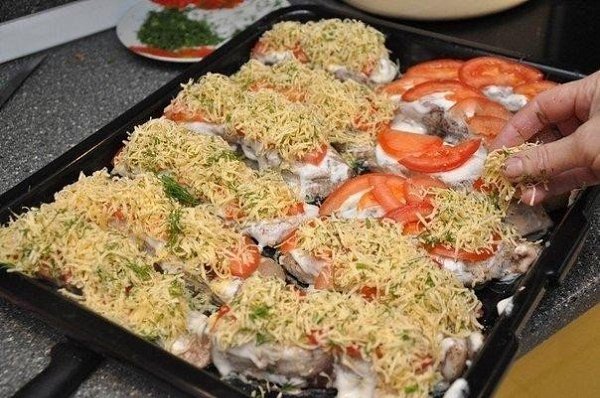 Рыбка с сыром и помидорами.Ингредиенты:Рыба толстолобик — 1 шт.Помидоры — 4 шт.Сыр — 300 гЛимон — 1 ... - 7