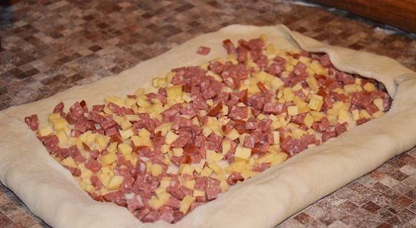 СЛОЙКИ С КОЛБАСОЙ И СЫРОМ.ИНГРЕДИЕНТЫ: Тесто слоеное (пластина) дрожжевое 1 штука ... - 2