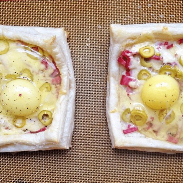 Слойки с яйцом, ветчиной и сыром.Ингредиенты (для 2 шт.):Слоеное тесто — 1 листТвердый сыр — 50 г ... - 6