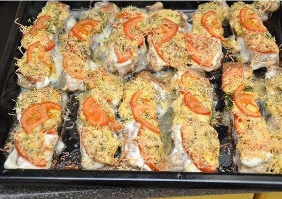 Рыбка с сыром и помидорами.Ингредиенты:Рыба толстолобик — 1 шт.Помидоры — 4 шт.Сыр — 300 гЛимон — 1 ... - 8