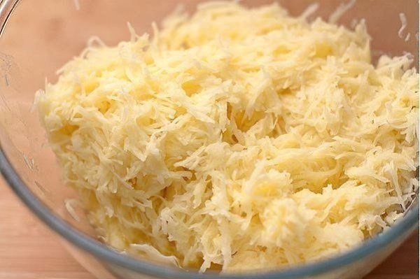 Драники.Ингредиенты:Картофель - 1 кгЛук репчатый (100г) - 1 штСоль - 1 чайная ложкаПерец черный ... - 2