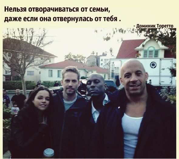 Семья улыбается. Счастливая семья на природе фон. Хорошие отношения в семье. Даже если семья. Семья любовь.