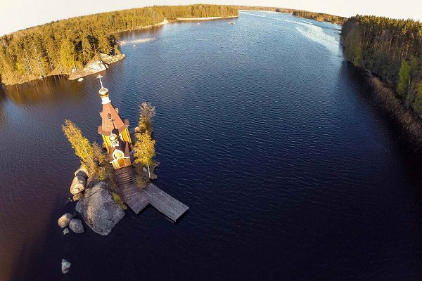 Вдали от шума больших городов, среди водной глади Вуоксы, стоит храм Андрея Первозванного. Храм ... - 3
