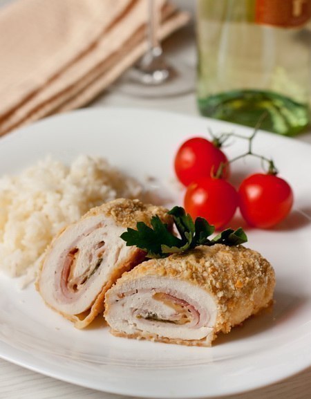 Куриное филе Le Cordon Bleu. Вам потребуется: - 4 филе куриных грудок - 4 тонких ломтика ветчины - 4 ...