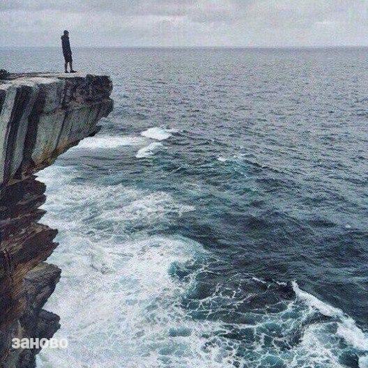 — ты идеальна. — смеешься? во мне море недостатков. — в тебе - море. а я похоже утонул.