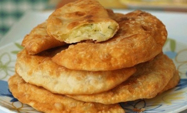 Потрясающе вкусные пирожки-лепешки с картошкой и сыром.Ингредиенты:-100 грамм тертого сыра,-700-800 ...