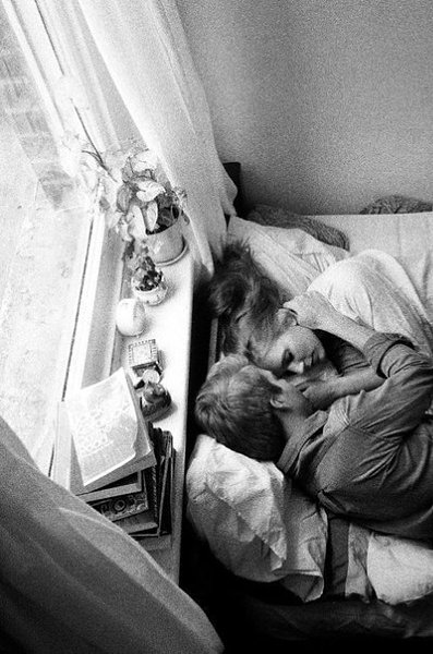 Мне б уткнуться сейчас в твои плечи, Целовать твои губы устало. Я живу лишь от встречи до встречи, ...