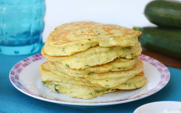 Оладьи с кабачками и сыром. Вкуснейшие оладьи на молоке с добавлением в тесто измельченных листьев ...