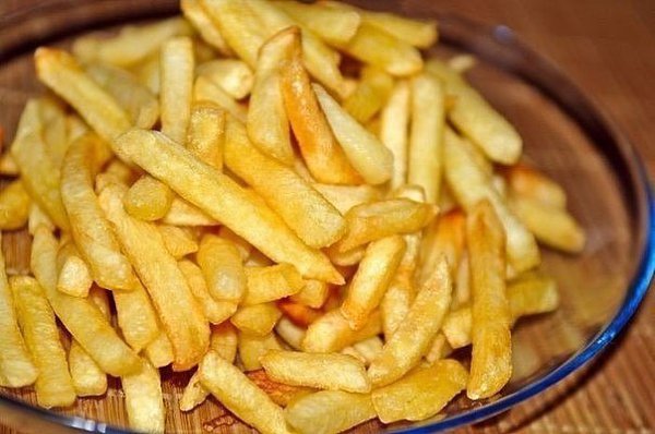 Вкусный картофель фри в духовке. Ингредиенты: Картофель (2 кг) Растительное масло (2 ст. ложки) ...