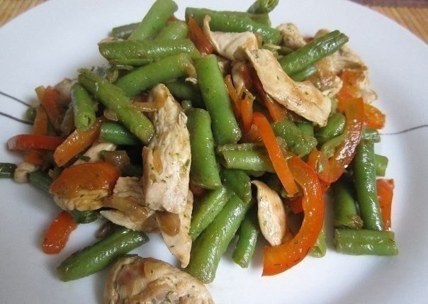 Тёплый куриный салатИнгредиенты: 250 г куриного филе 500 г стручковой фасоли (замороженная) 1 ...