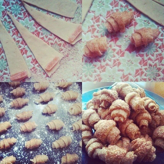 Cахарные рогалики.Ингредиенты:250 г маргарина0,5 ст. теплого молока2 яйца1 ч.л. сухих дрожжей0,5 п. ...