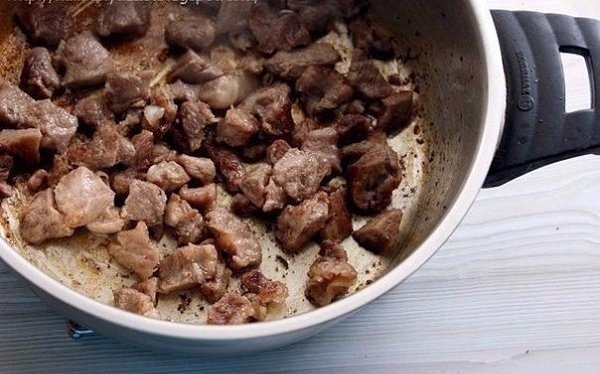 Гуляш с подливкой и картофельным пюре, как в садике.Ингредиенты:Говядина — 0,5 кгЛук репчатый — 1 ... - 2