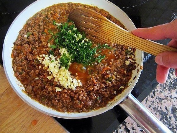ДОМАШНЯЯ ЛАЗАНЬЯ.ИНГРЕДИЕНТЫ: фарш говяжий - 1 шт. морковь (большая) - 2 шт. лук (среднего размера) ... - 7