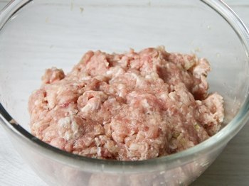 Колдуны. Ингредиенты на 4-6 порций: 1 кг картофеля 0,5 кг фарша (я беру свинину пополам с говядиной) ... - 4