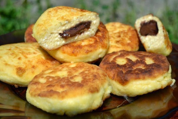 СЫРНИКИ С ШОКОЛАДОМ.Ингредиенты· 2 шт.яйца куриные· 400 г творог· 1/4 ч.л. соль· 3,5 ст.л. крупа ...