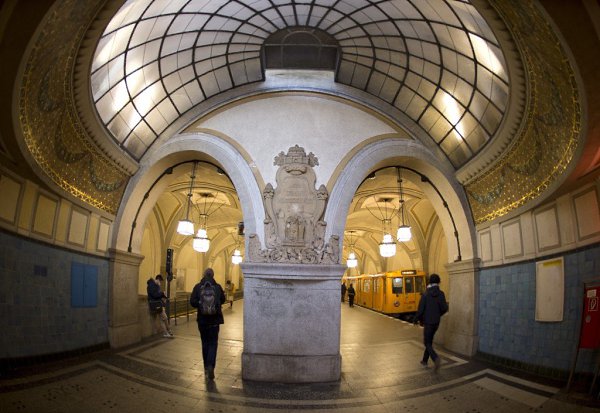 Самые красивые метро в Европе. 1. Москва. 2. Санкт-Петербург 3.Неаполь 4. Стокгольм. 5. Москва. 6. ... - 6
