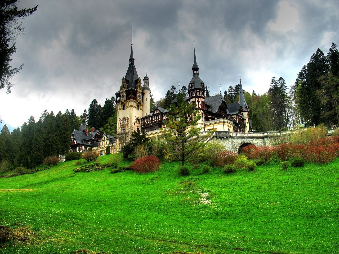   (Castelul Pele). 