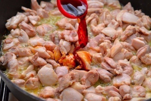 Фарфалле с курицей и мёдом.Время приготовления - 30 минутИнгредиенты:Фарфалле — 500 гКуриная голень ... - 3