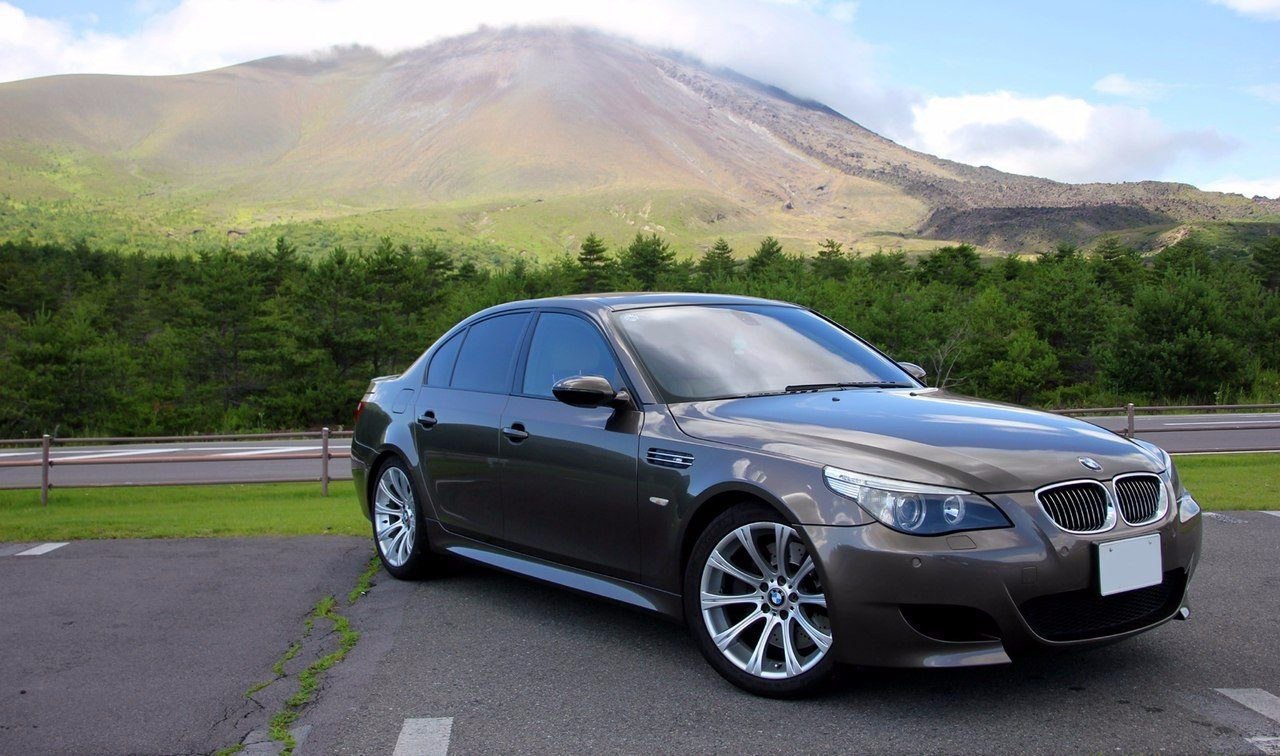 BMW M5 (E60)