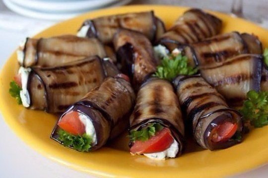 Рулетики из баклажана с фетой и помидорами.Ингредиенты:2 средних баклажана2 помидора120 г феты1 ...